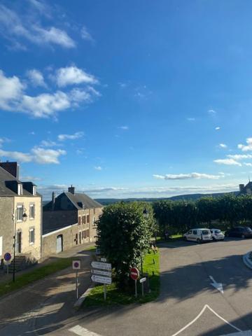 Panorama Sur Le Chateau De Carrouges Apartment Bagian luar foto